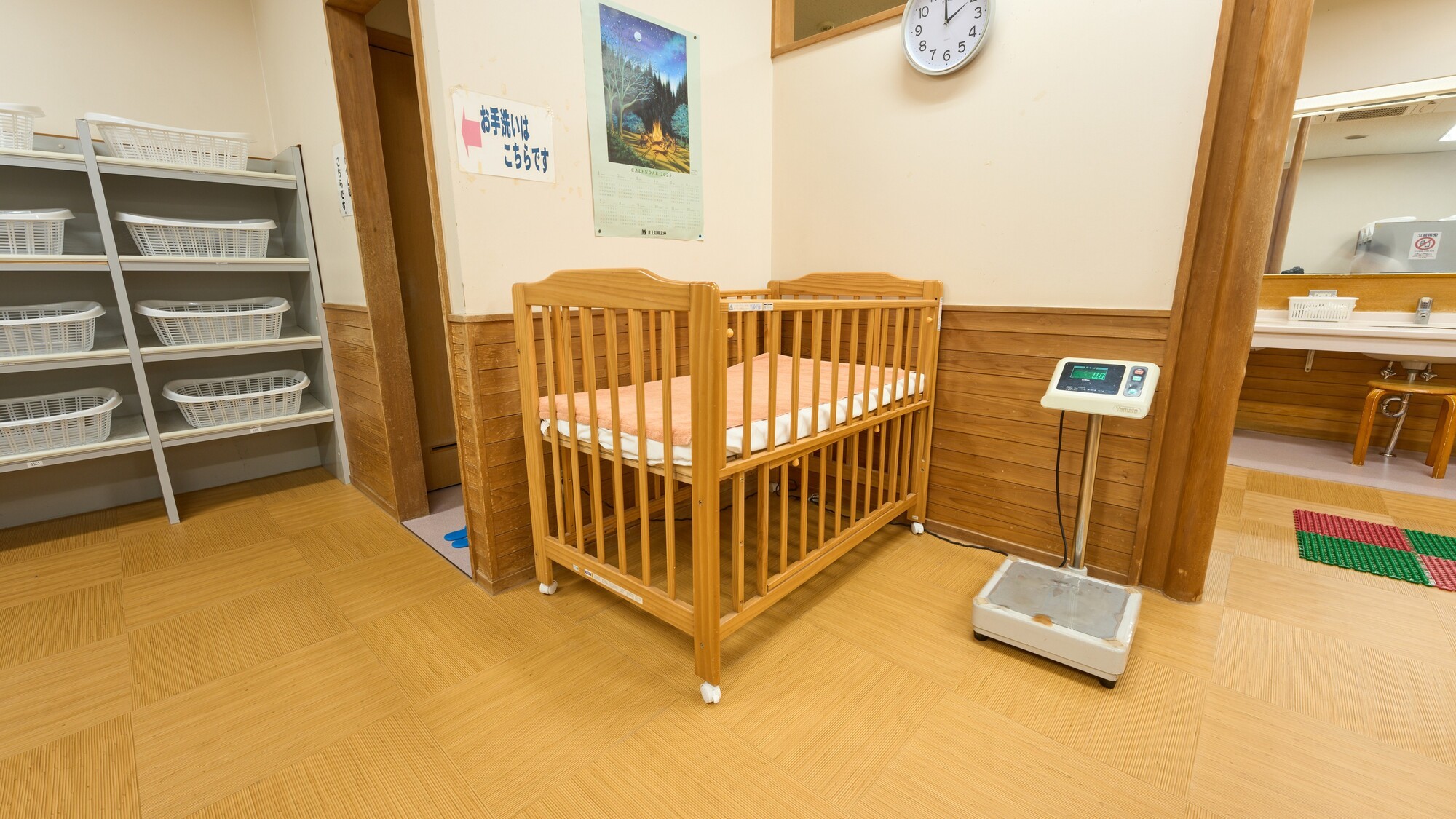 【大浴場　女湯】脱衣所にベビーベッドがございます。
