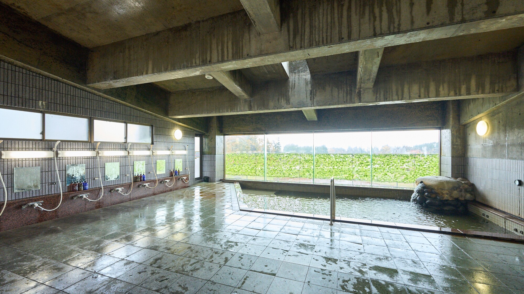 【大浴場　男湯】広々とした大浴場。つねにお湯が溢れ出ています。