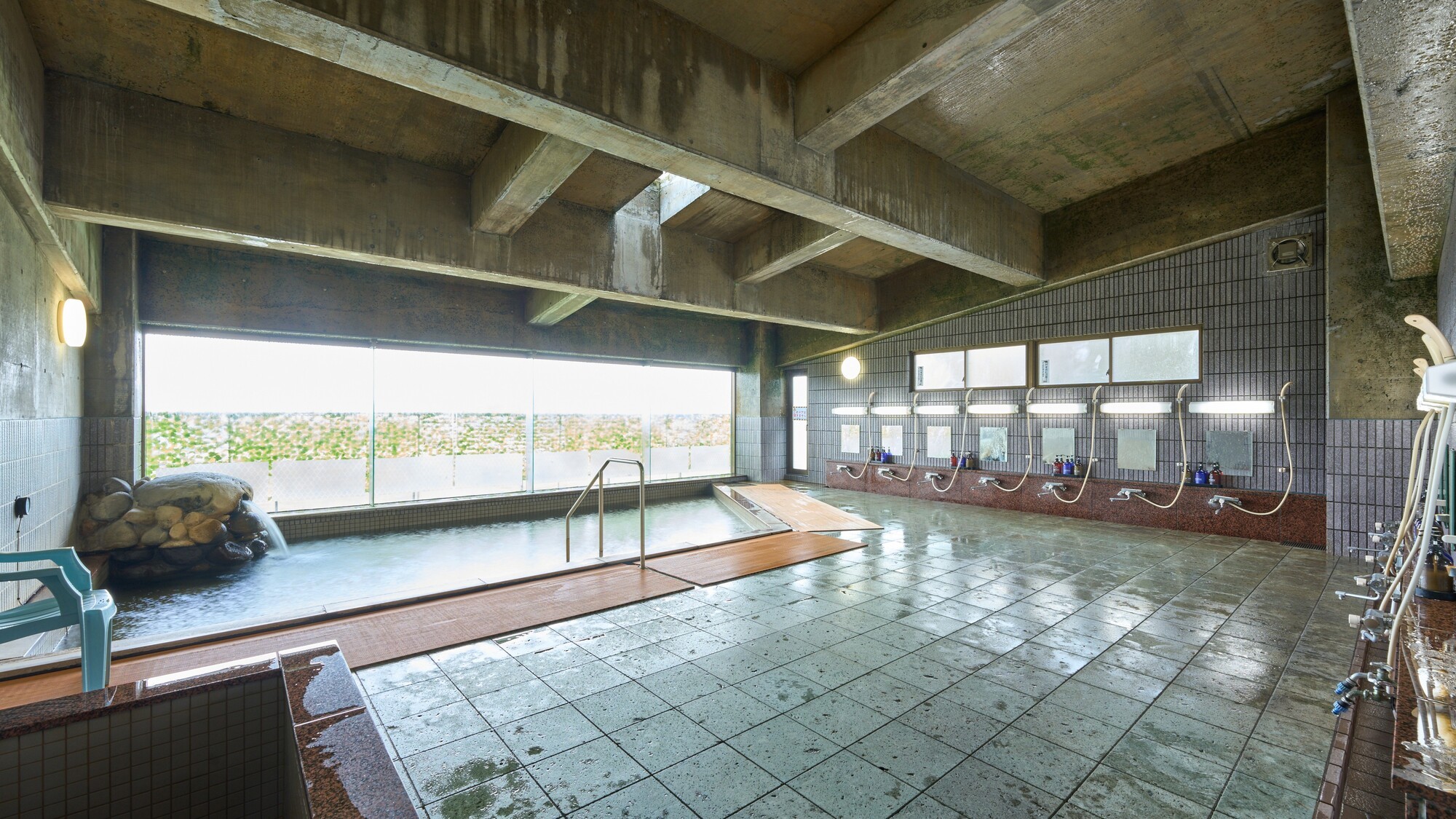 【大浴場　女湯】たっぷり湯量の温泉に浸かって心身ほぐすひと時を。