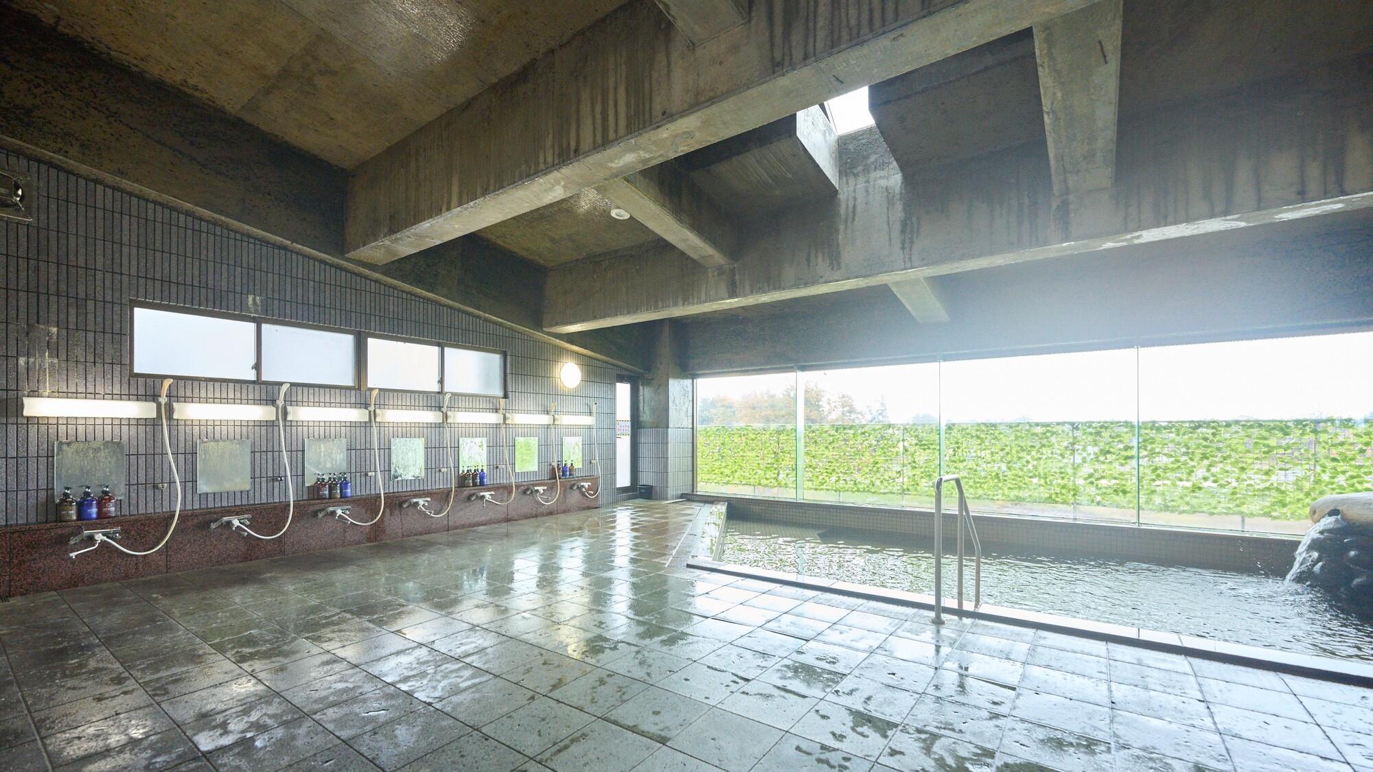 【大浴場　男湯】源泉かけ流しの天然温泉です。