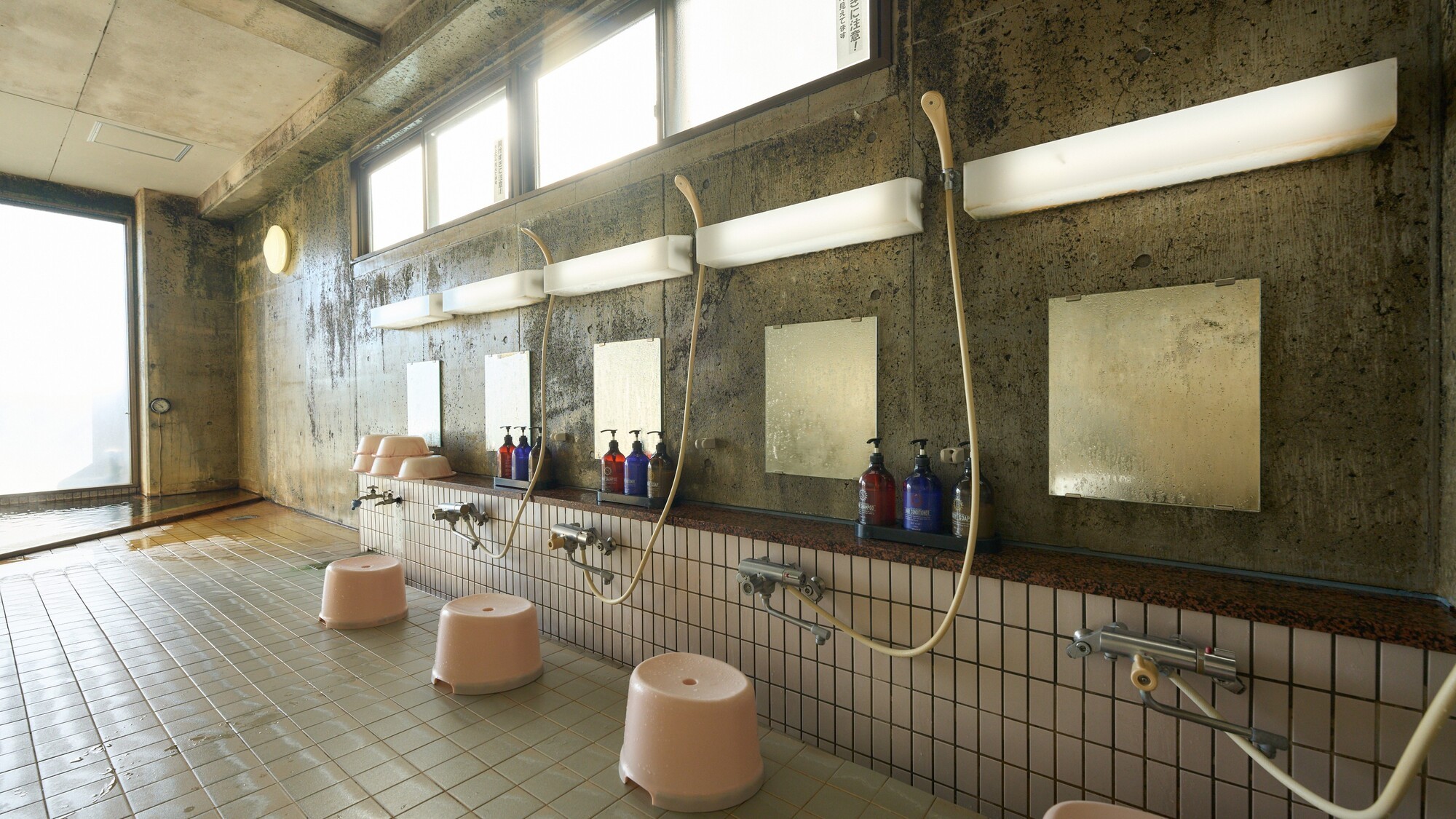 【露天風呂　女湯】洗い場