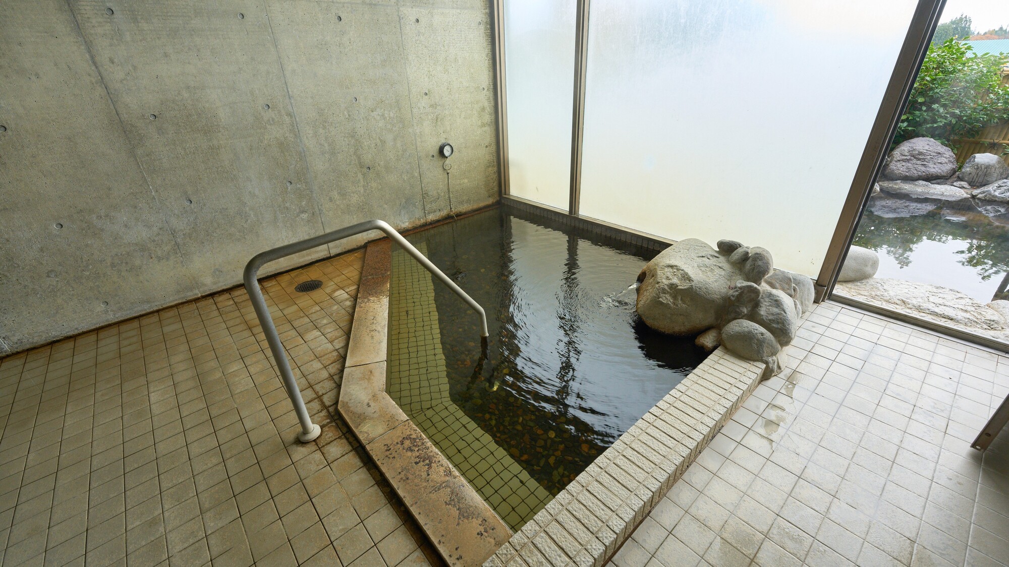 【露天風呂　男湯】露天風呂場の小内風呂には洗い場も完備。シャワー等が使えます。