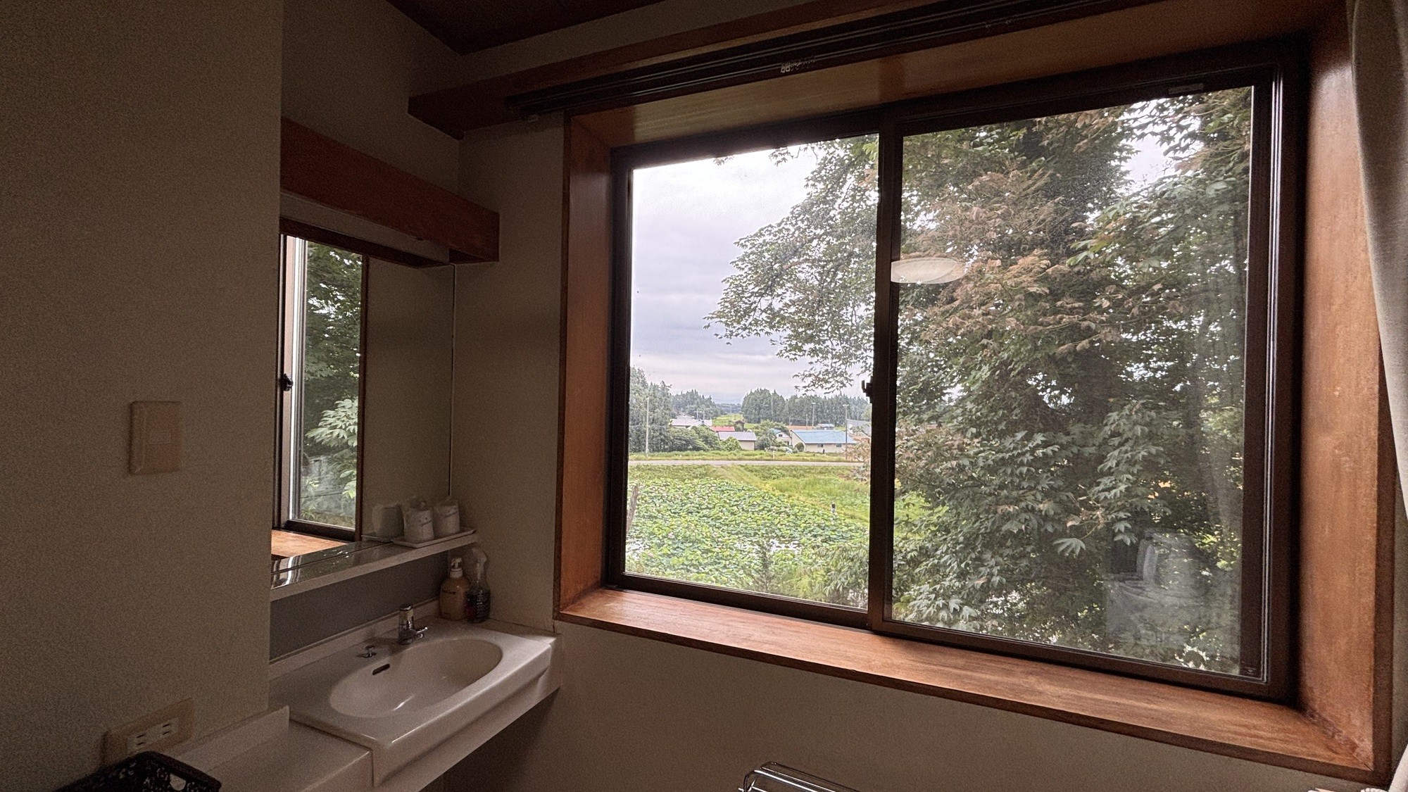 畳の温もりに心ほどける、安らぎの和室