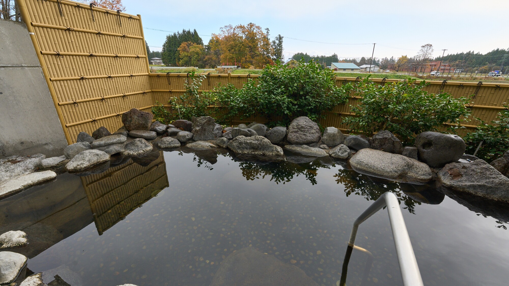 【露天風呂　男湯】四季の風や景色の中、寛ぎの湯の時が楽しめます。