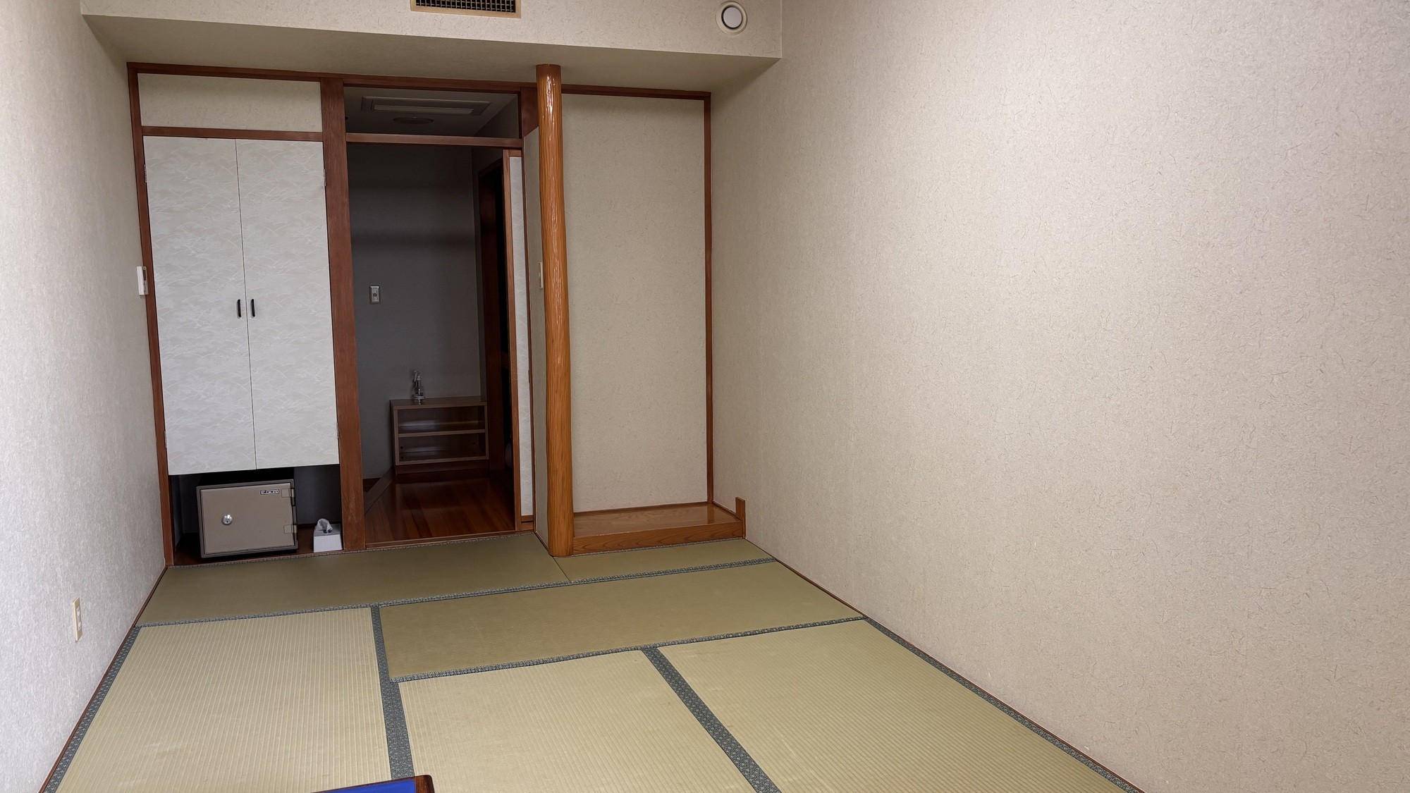 旅の疲れを癒す、素朴で落ち着いた和室