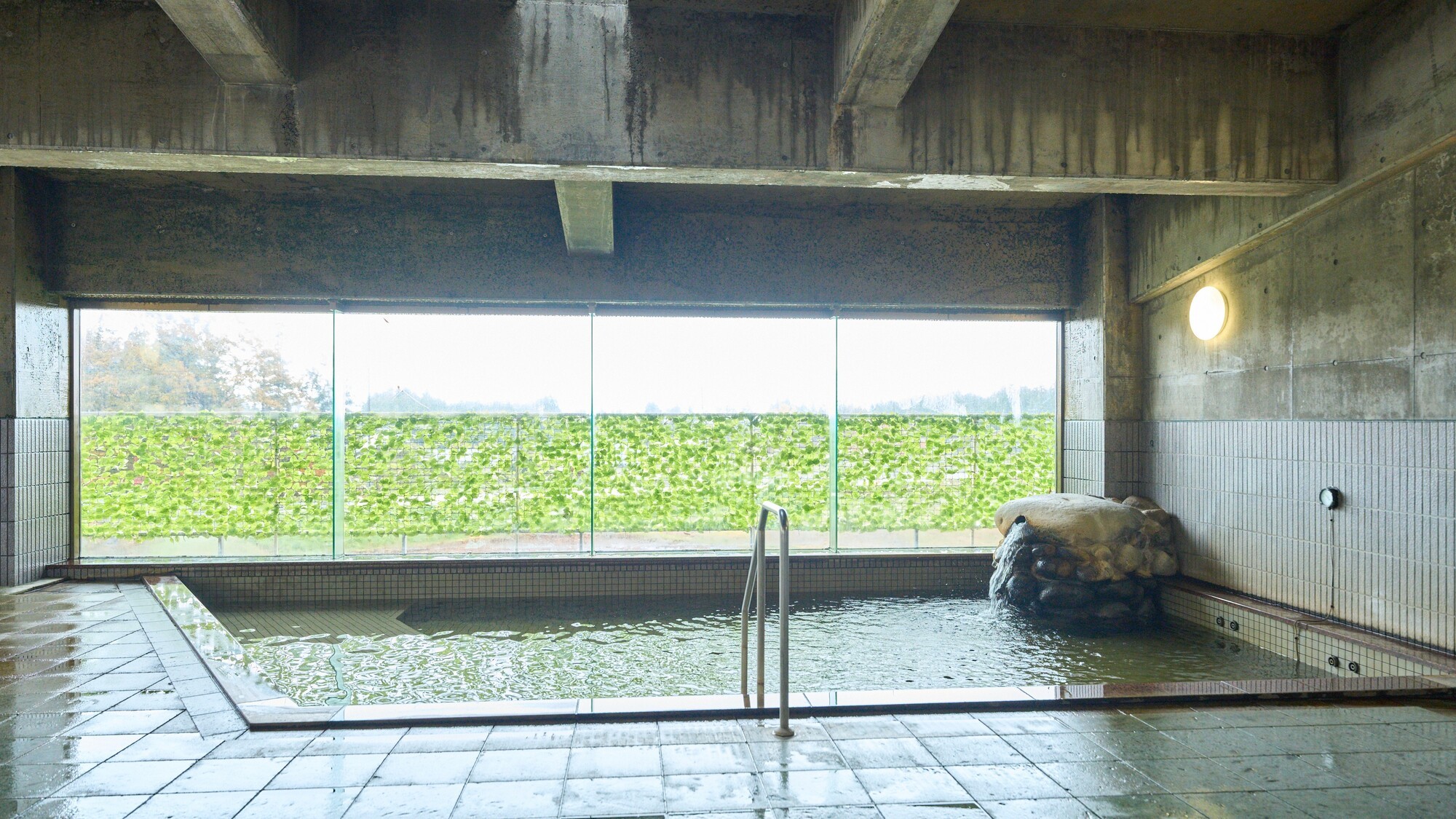 【大浴場　男湯】つるつるの肌触りの美肌温泉です。