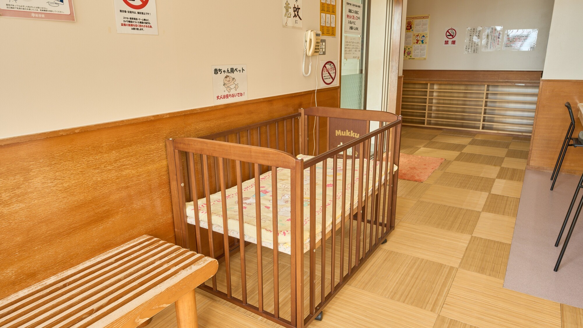 【露天風呂　女湯】脱衣所にベビーベッドがございます。