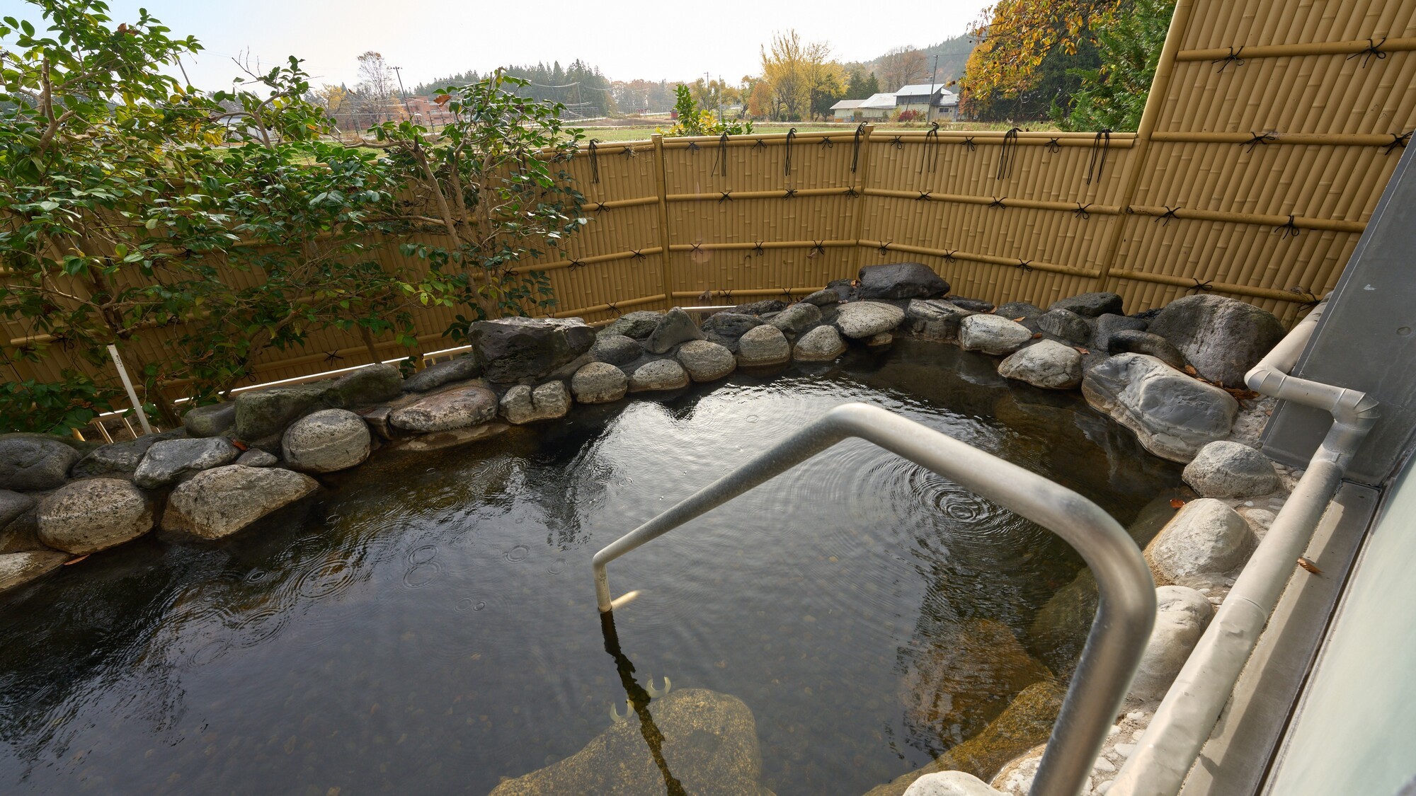 【露天風呂　女湯】とろとろの肌触りの美肌温泉です。