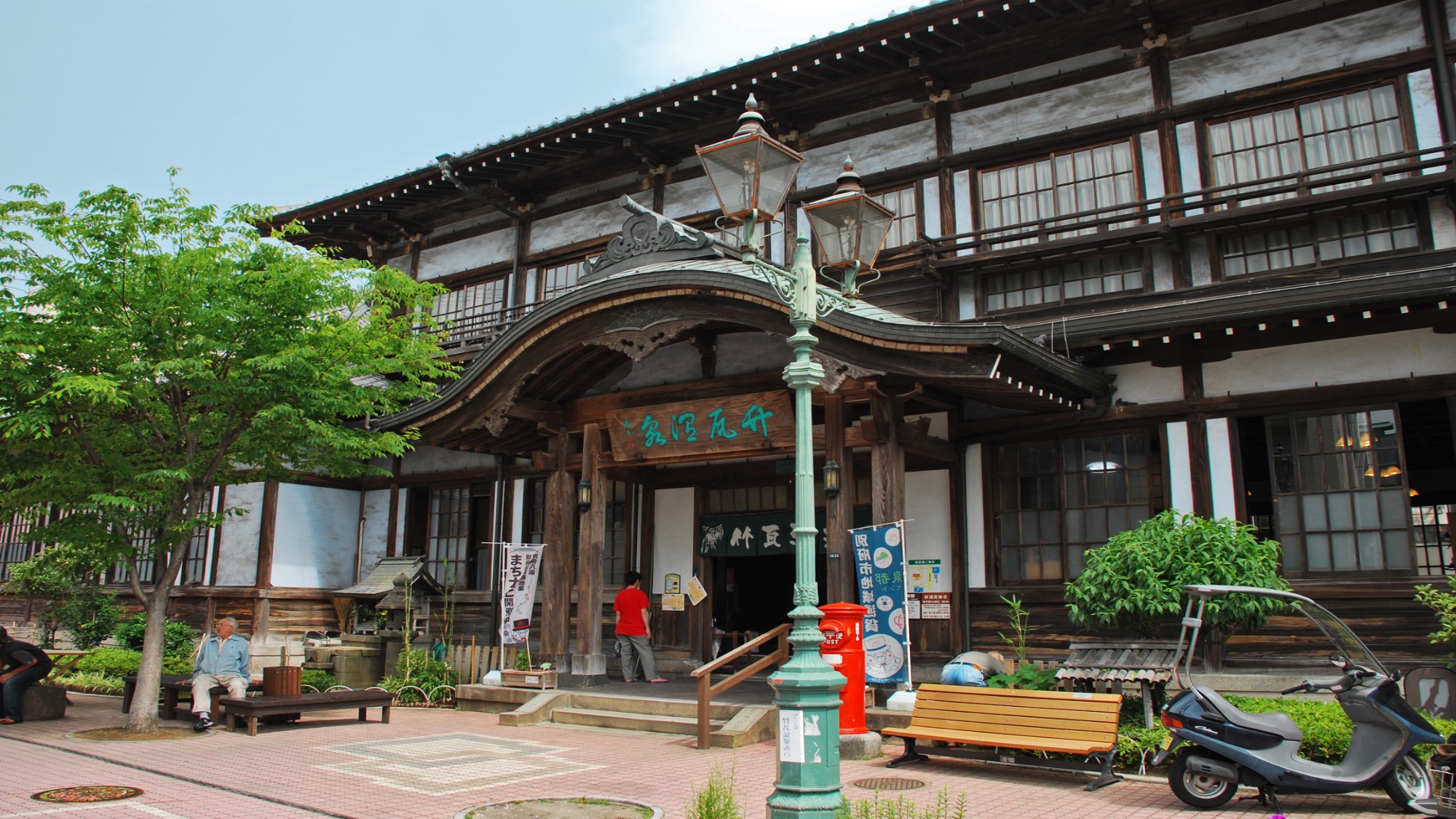 竹瓦温泉｜レトロ感あふれる造りが人気の共同浴場。砂湯も楽しめる。