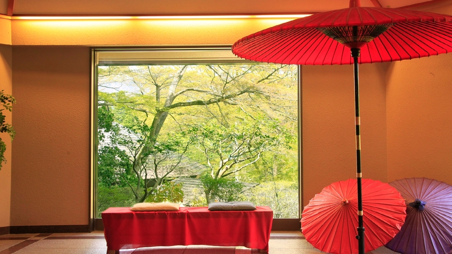 ◆新緑の和モダンロビー：日本の四季を愉しむ