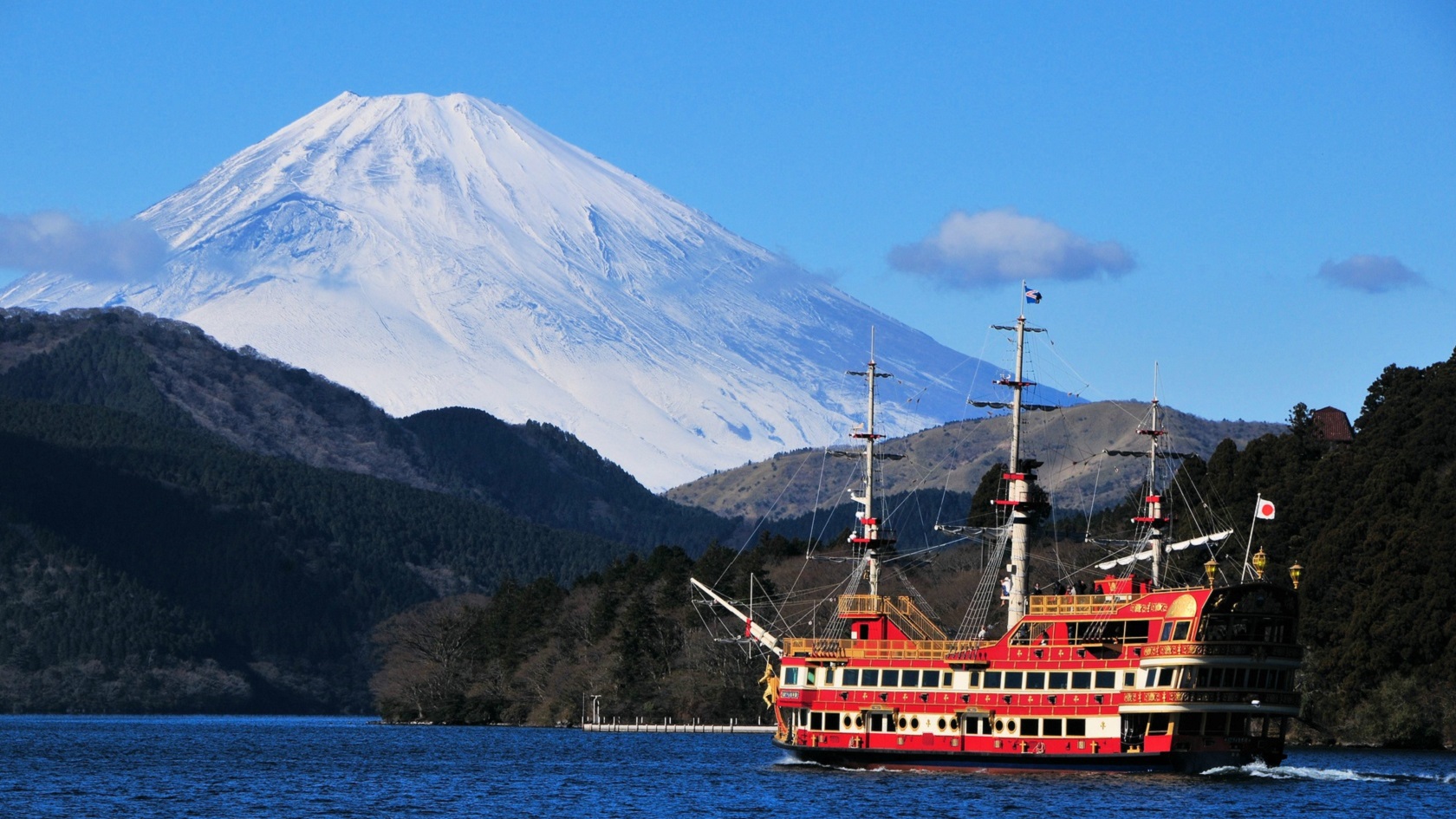 ◆芦ノ湖：景色を楽しみたい方には、芦ノ湖を横断できる遊覧船がおすすめ