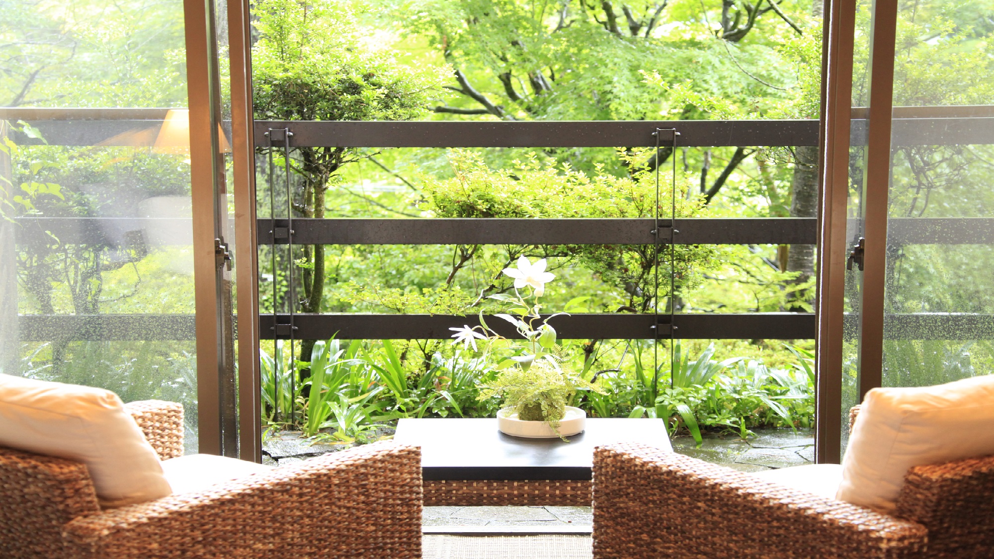 ◆【専用内風呂付】洋室ツイン：庭園の自然を身近に感じながらお過ごしください