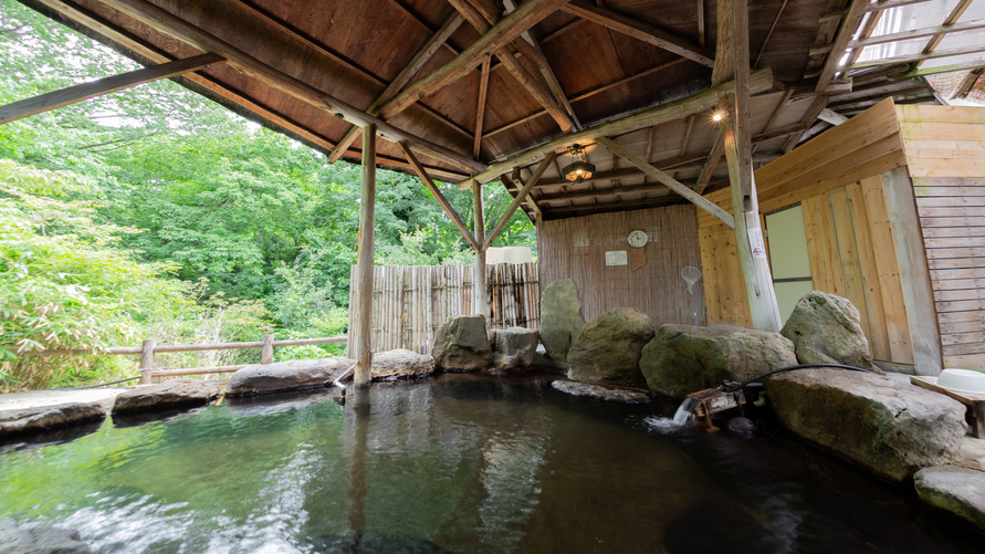 木々に囲まれた山沿い岩風呂