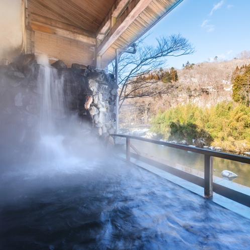 山沿いの露天風呂