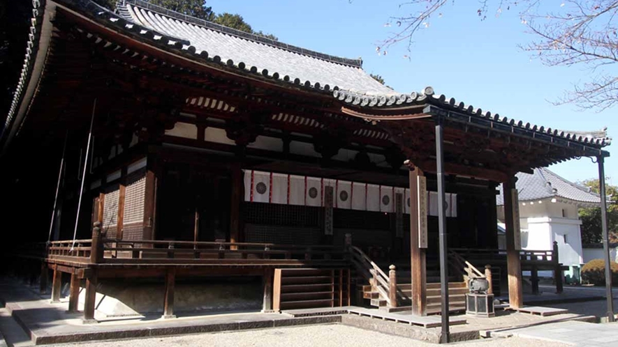 *≪本堂≫鎌倉時代に建てられた本堂は国宝に指定されています。朝の勤行等も行われます。