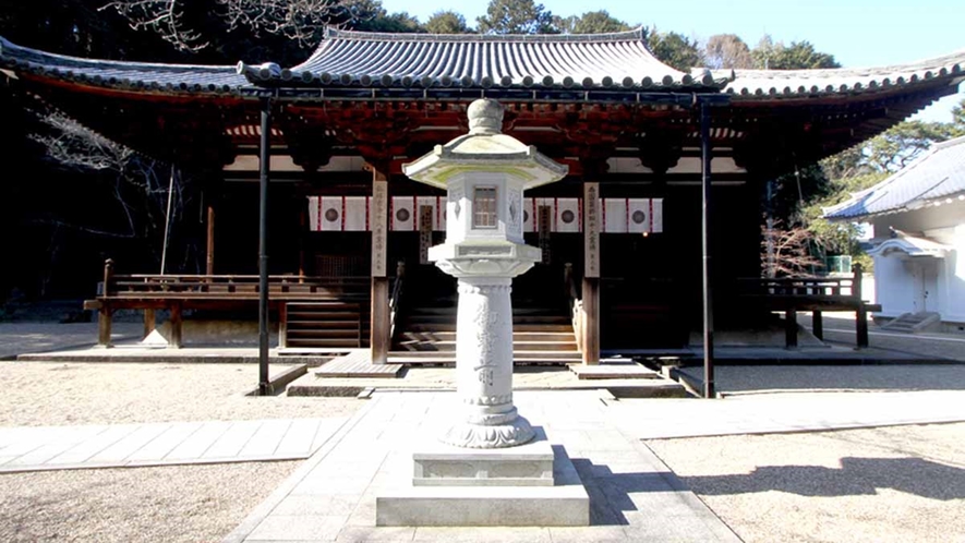 *≪本堂≫鎌倉時代に建てられた本堂は国宝に指定されています。朝の勤行等も行われます。