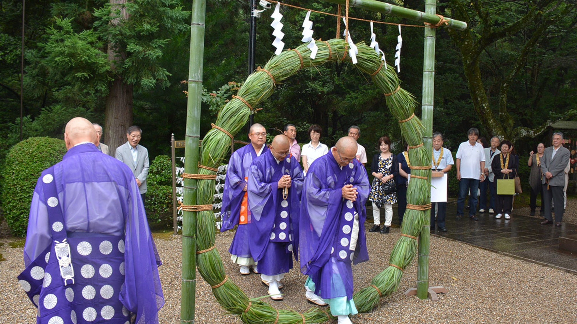 *≪解除会≫夏を無事に越すための行事。「茅の輪くぐり」や「象鼻杯」も行われます。