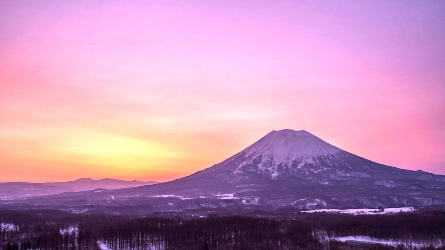 雄大な佇まいを見せる”蝦夷富士”羊蹄山