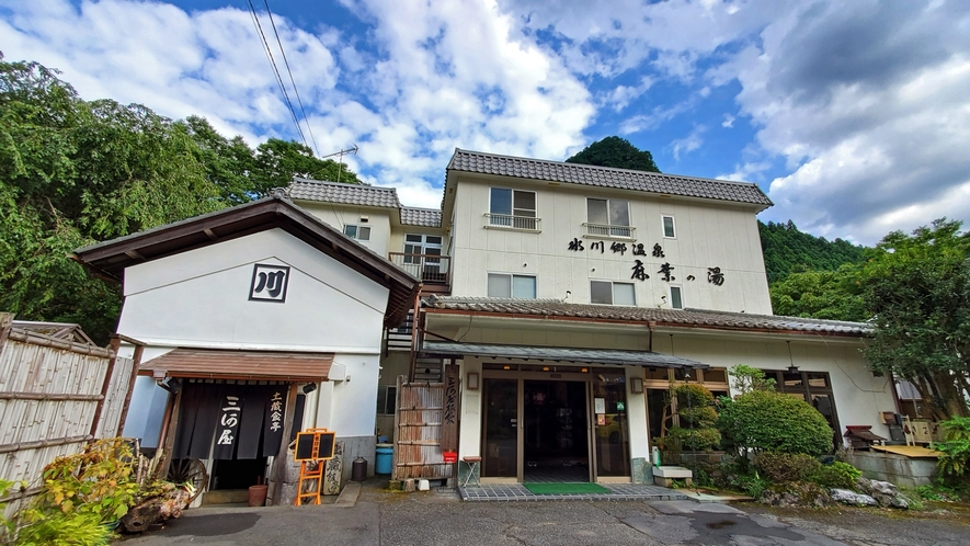 奥多摩の雄大な自然に囲まれた当館