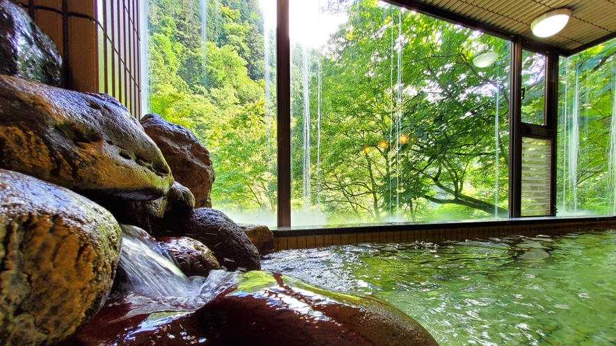 開放的な窓から望む一面の緑と温泉でゆったりとしたひとときを。