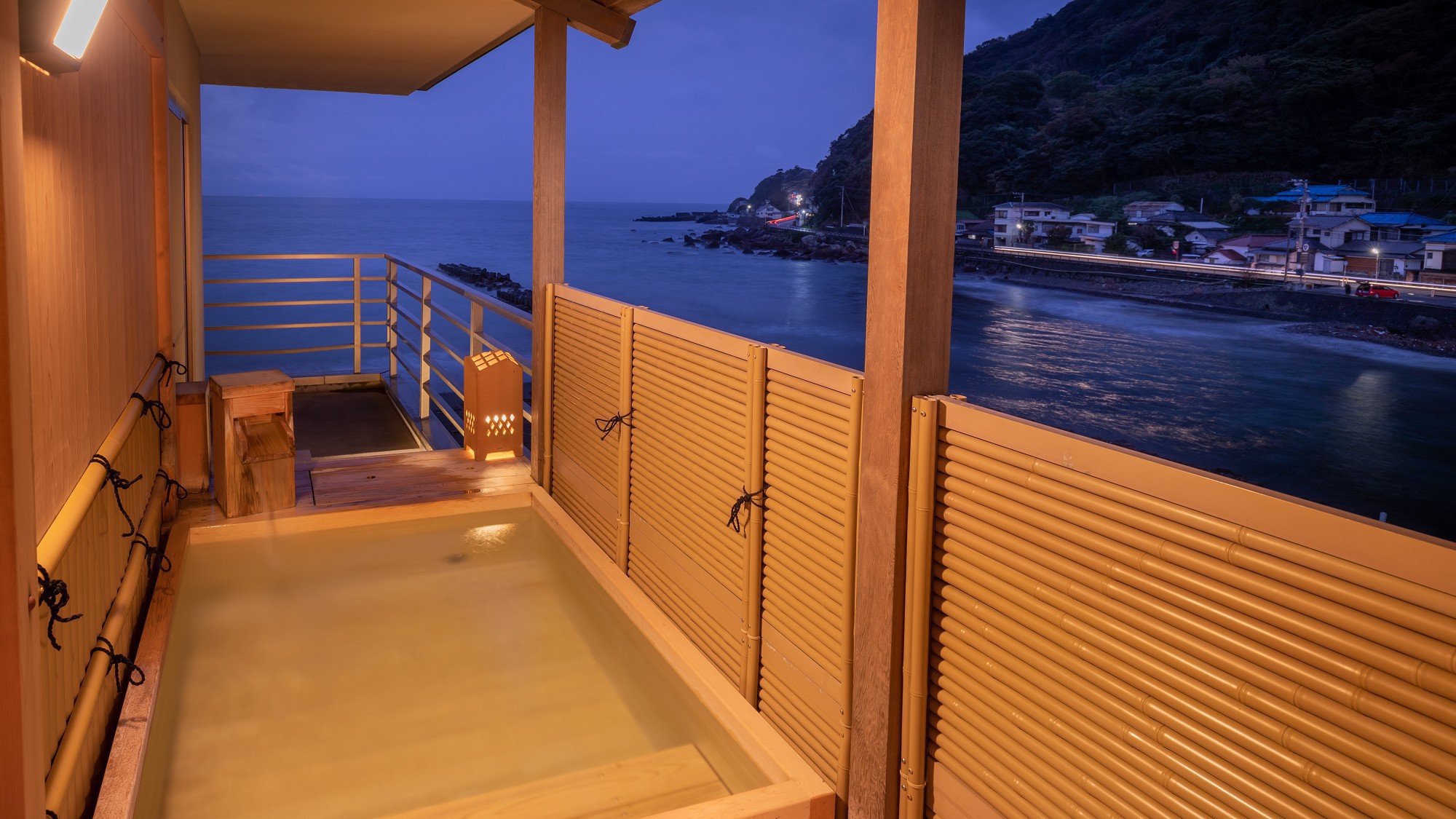 【露天風呂付き和室】内風呂のほかに海を一望できる専用の露天風呂を備えた人気のお部屋です。