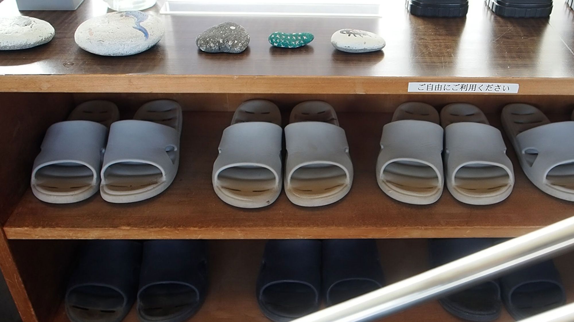 入り口にはサンダルをご用意しております。