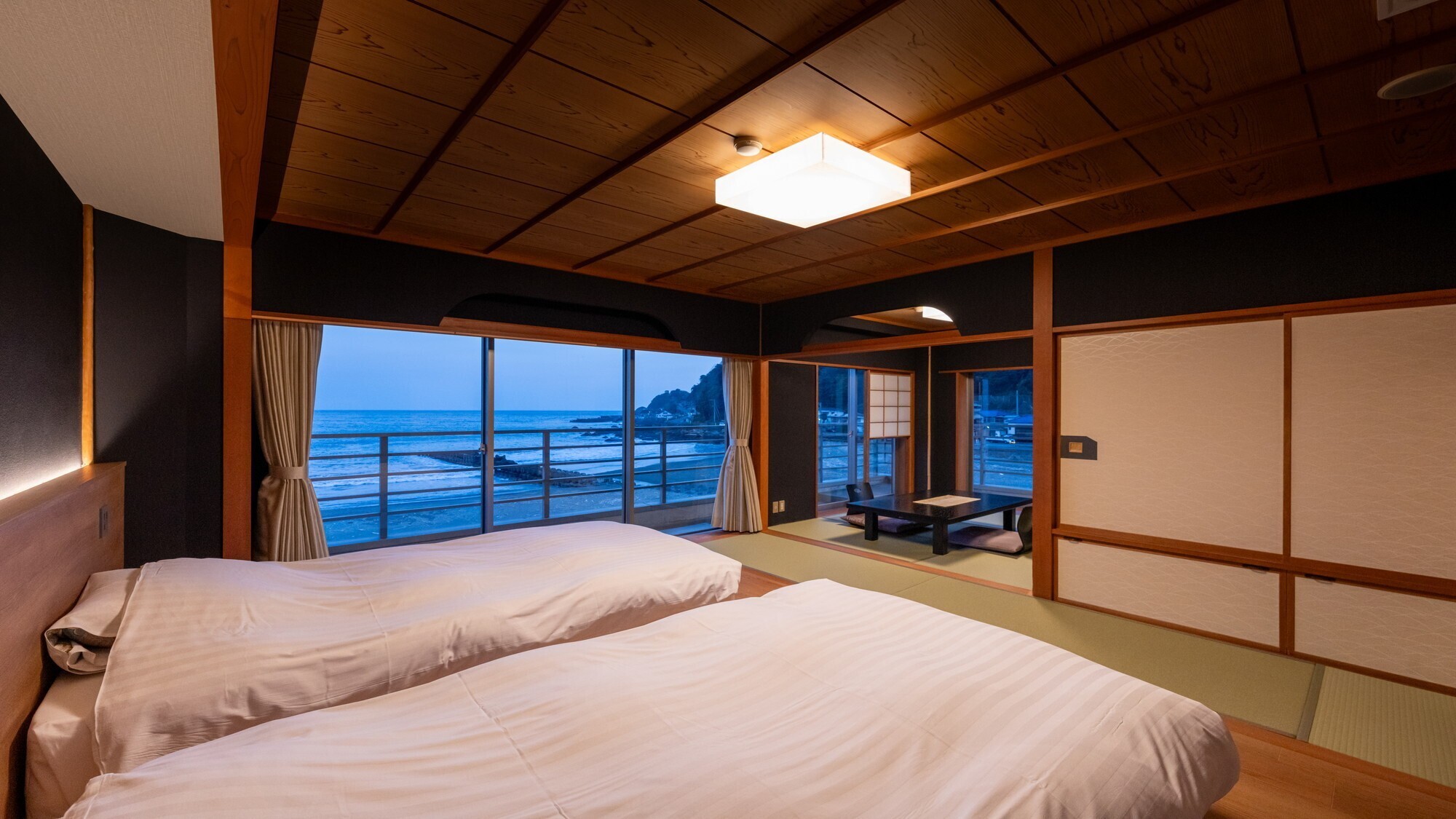 客室｜【温泉露天風呂付（ひのき）】モダン和室～小上がりベッド～