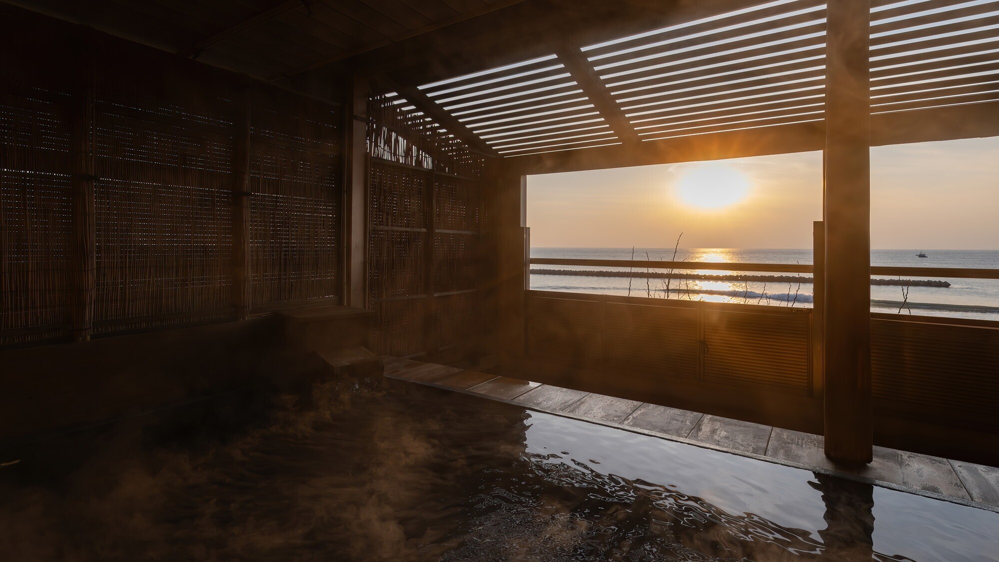 目の前に東伊豆の大海原が広がる当館自慢の「寝ころび湯」