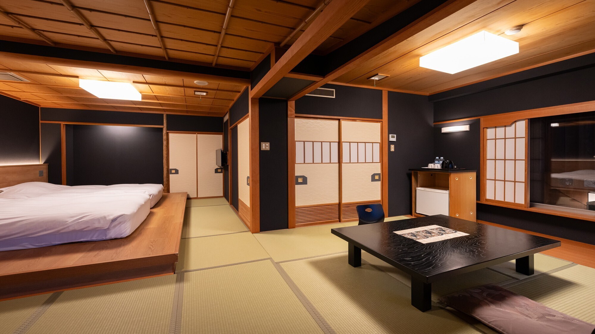 客室｜【かけ流し温泉露天風呂付（石）】モダン和室～小上がりベッド～