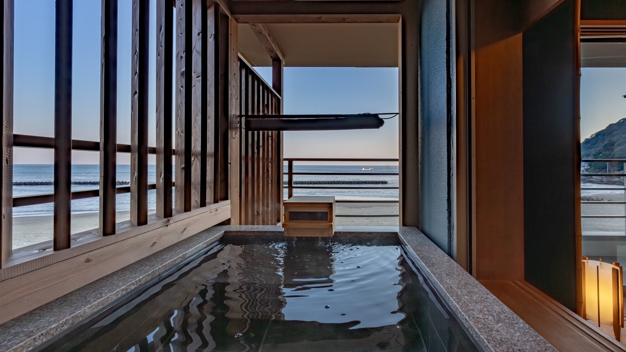 客室｜【かけ流し温泉露天風呂付（石）】モダン和室～小上がりベッド～