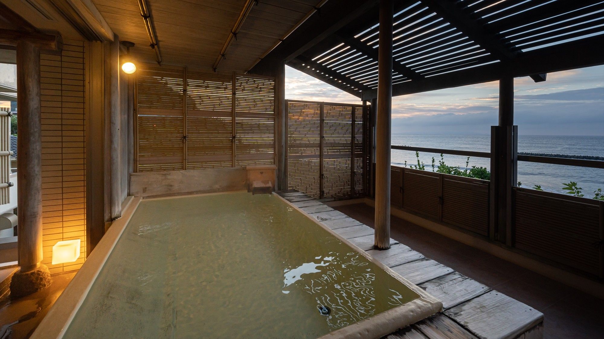 目の前に東伊豆の大海原が広がる当館自慢の露天風呂♪ゆったり浸かれる「寝ころび湯」は最高の贅沢・・