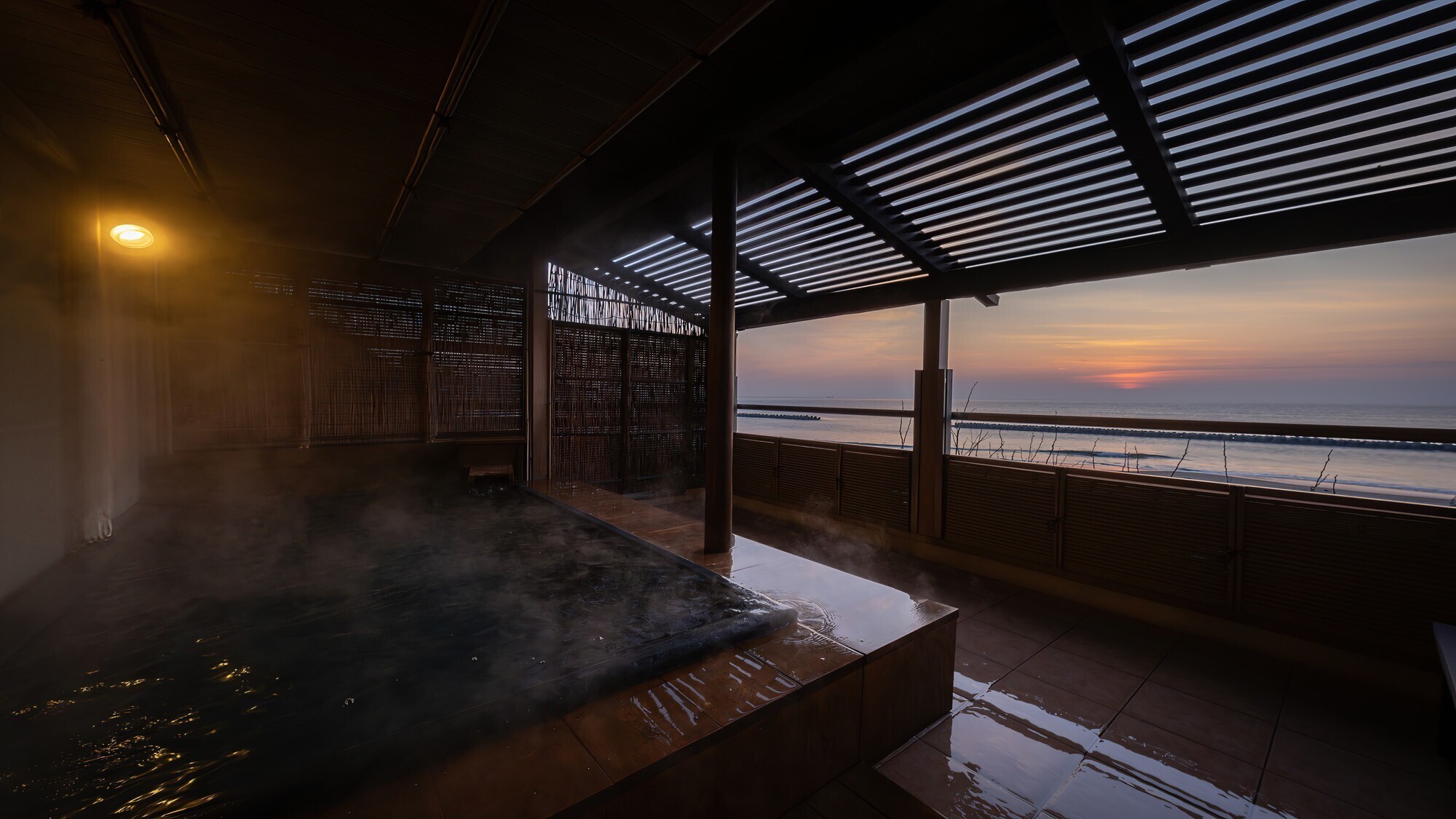 目の前に東伊豆の大海原が広がる当館自慢の「寝ころび湯」