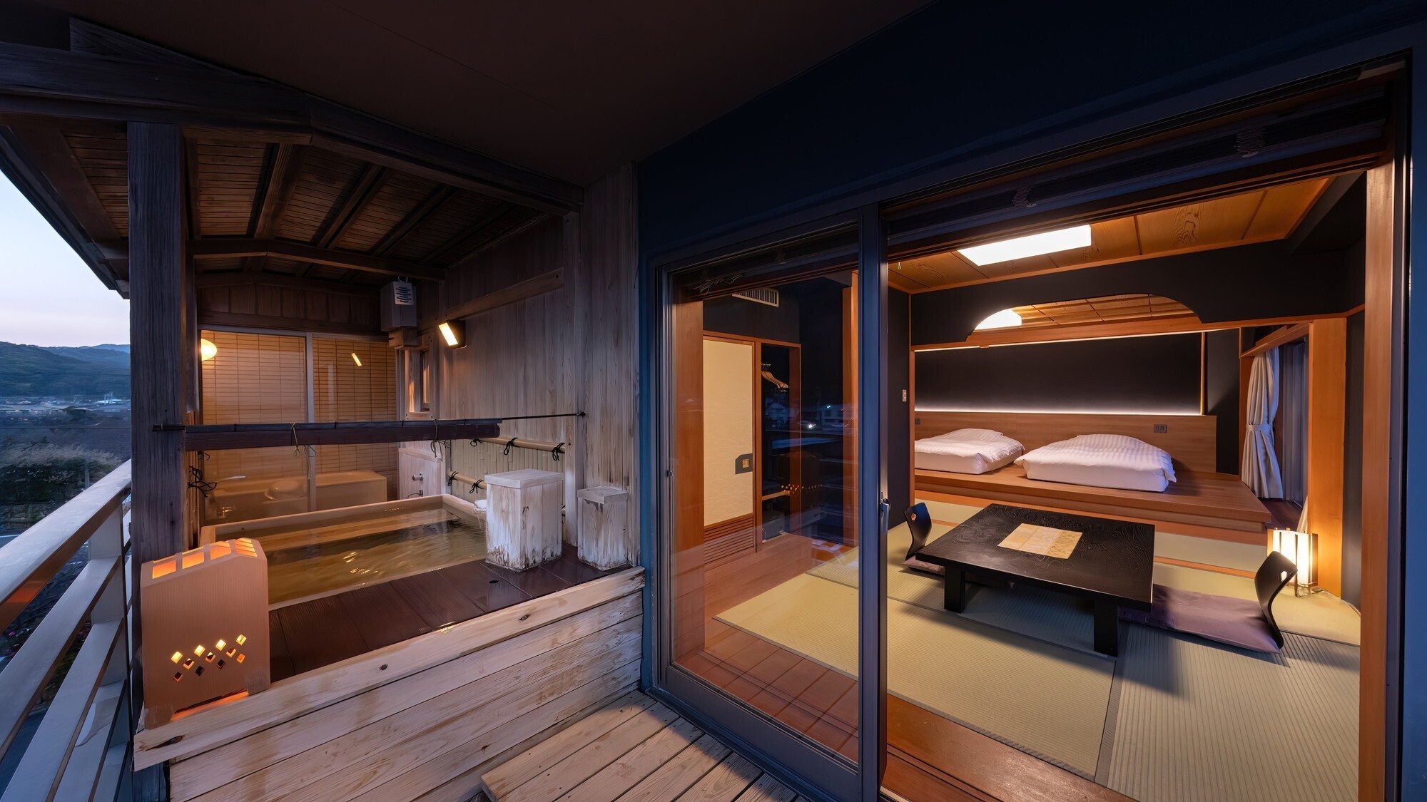 客室｜【温泉露天風呂付（ひのき）】モダン和室～小上がりベッド～