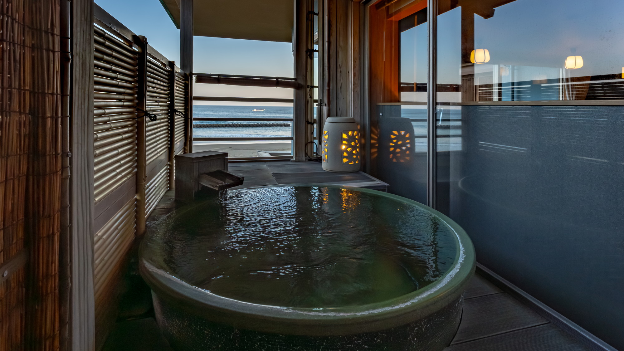 【温泉露天風呂付（陶器）】広々モダン和室(16畳/64.5㎡)～小上がりベッド～