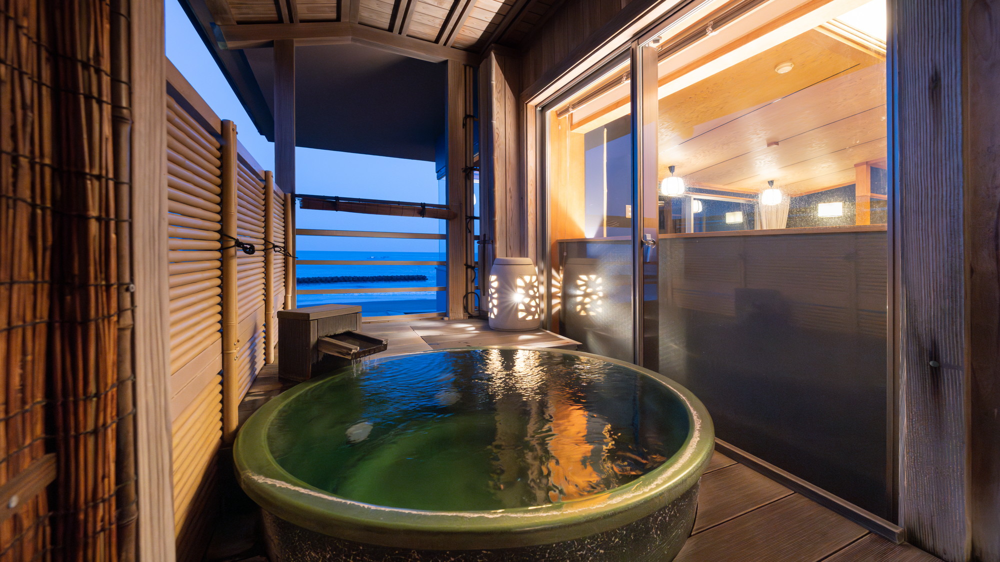 【温泉露天風呂付（陶器）】広々モダン和室(16畳/64.5㎡)～小上がりベッド～