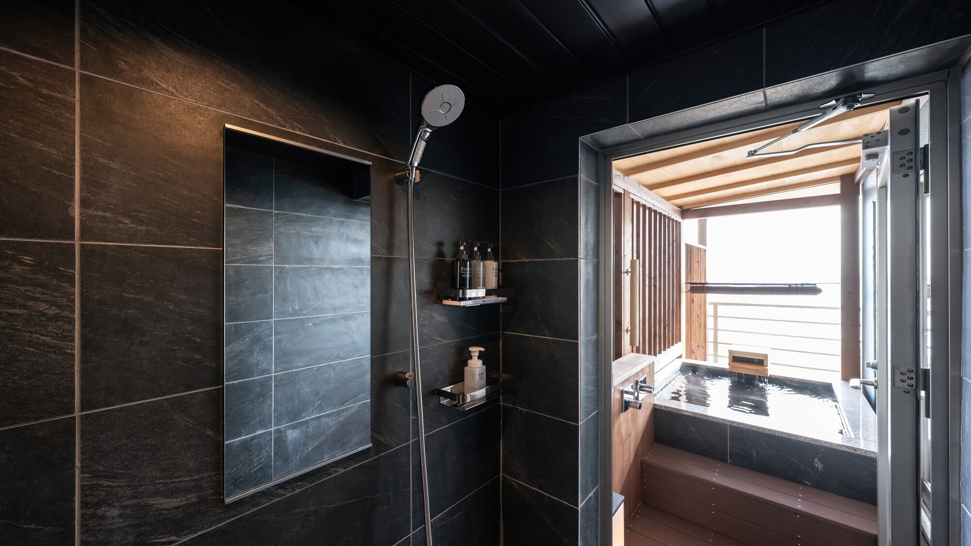 客室｜【かけ流し温泉露天風呂付（石）】モダン和室～小上がりベッド～