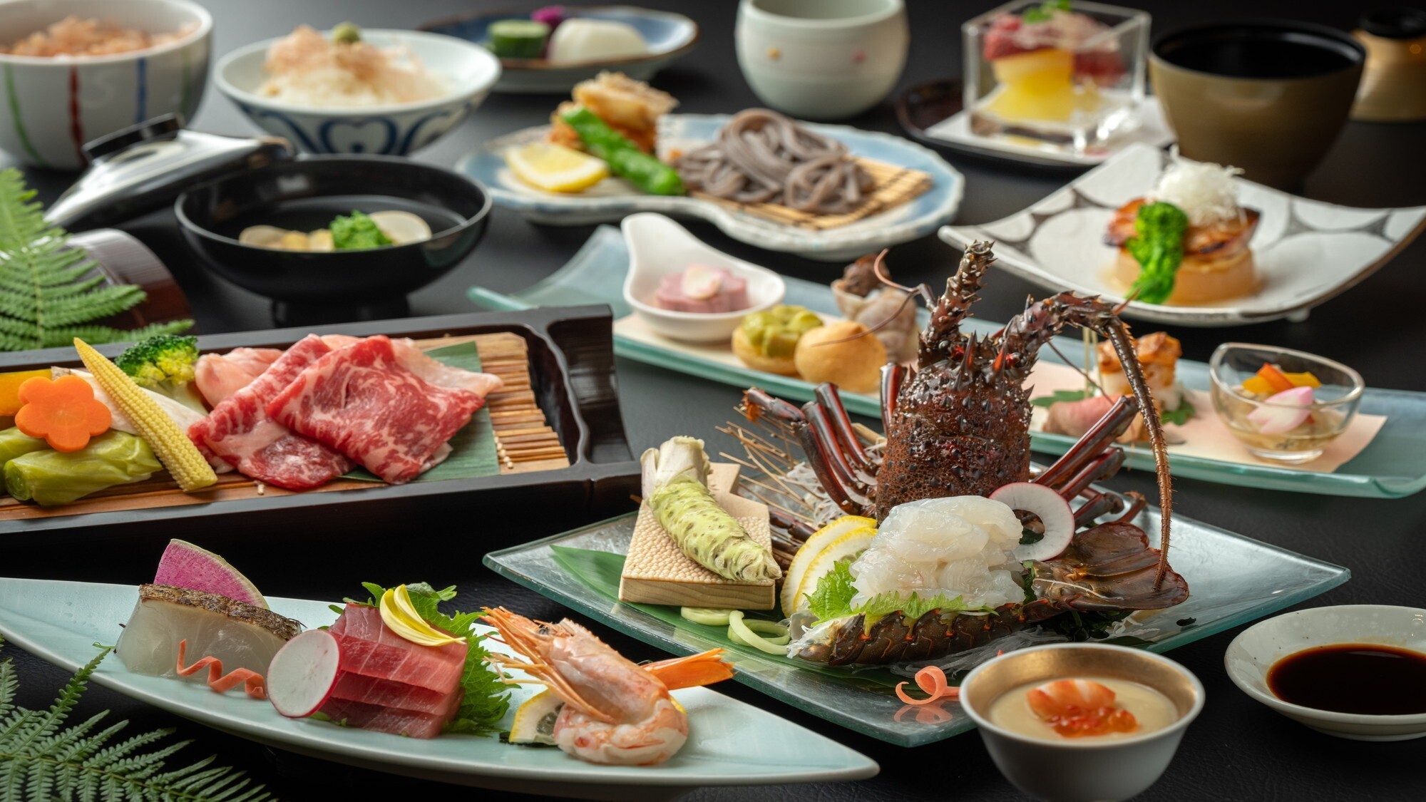 伊豆の新鮮な海の幸をふんだんに盛り込んだ「期間限定特別会席」※一例