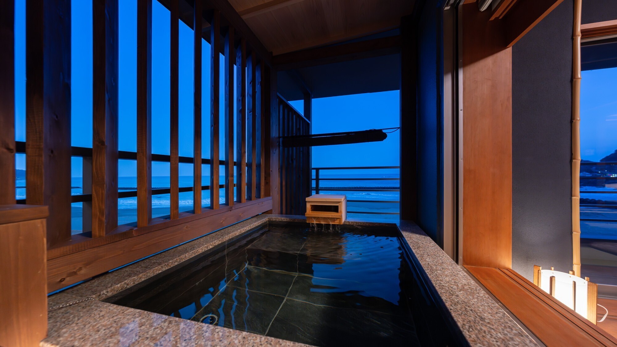 客室｜【かけ流し温泉露天風呂付（石）】モダン和室～小上がりベッド～