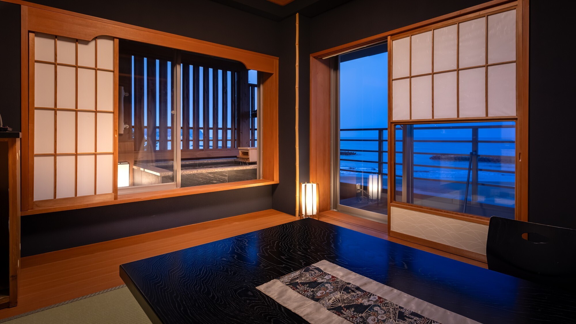 客室｜【かけ流し温泉露天風呂付（石）】モダン和室～小上がりベッド～