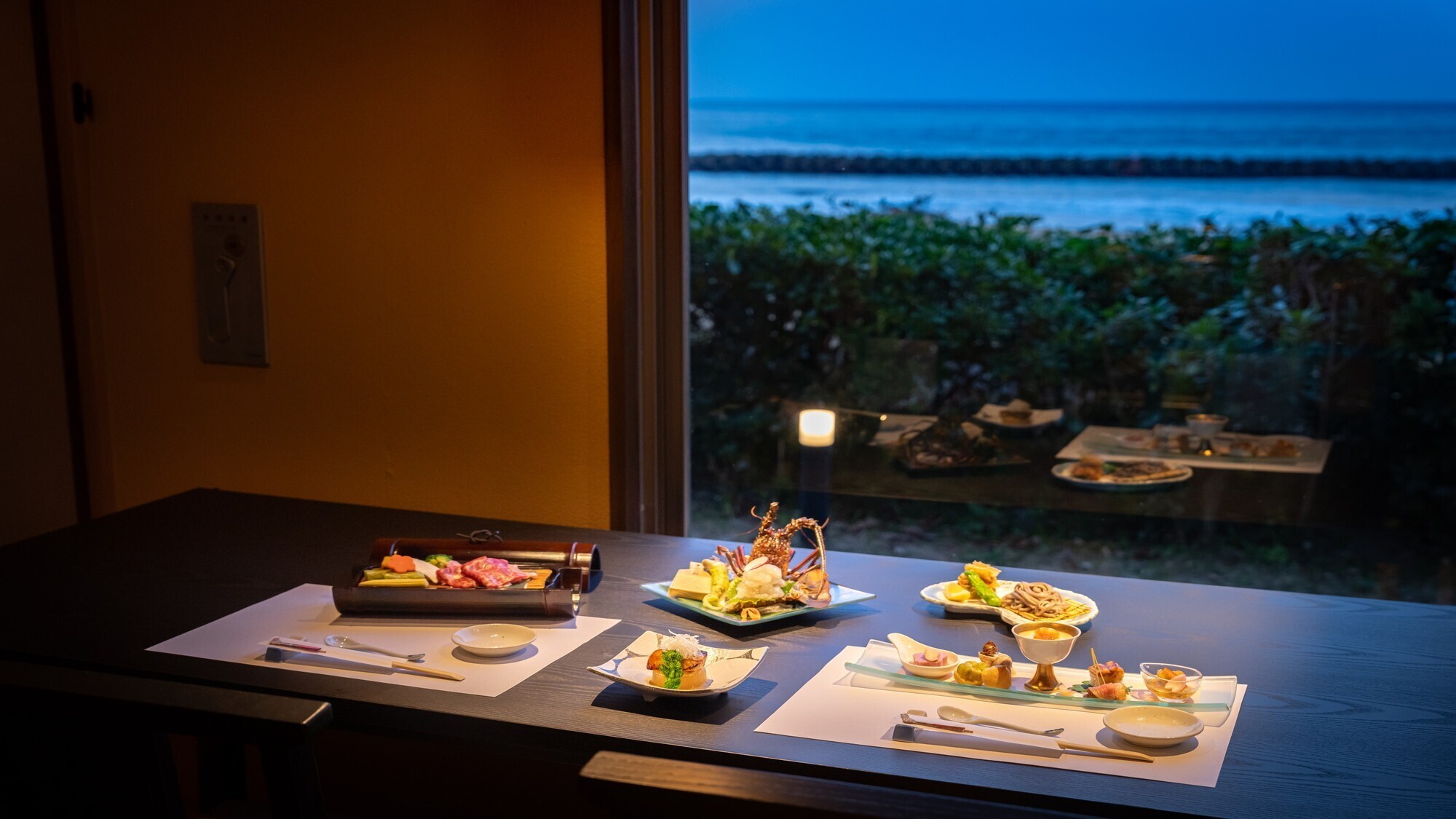 海を眺めながら伊豆の食をご堪能くださいませ