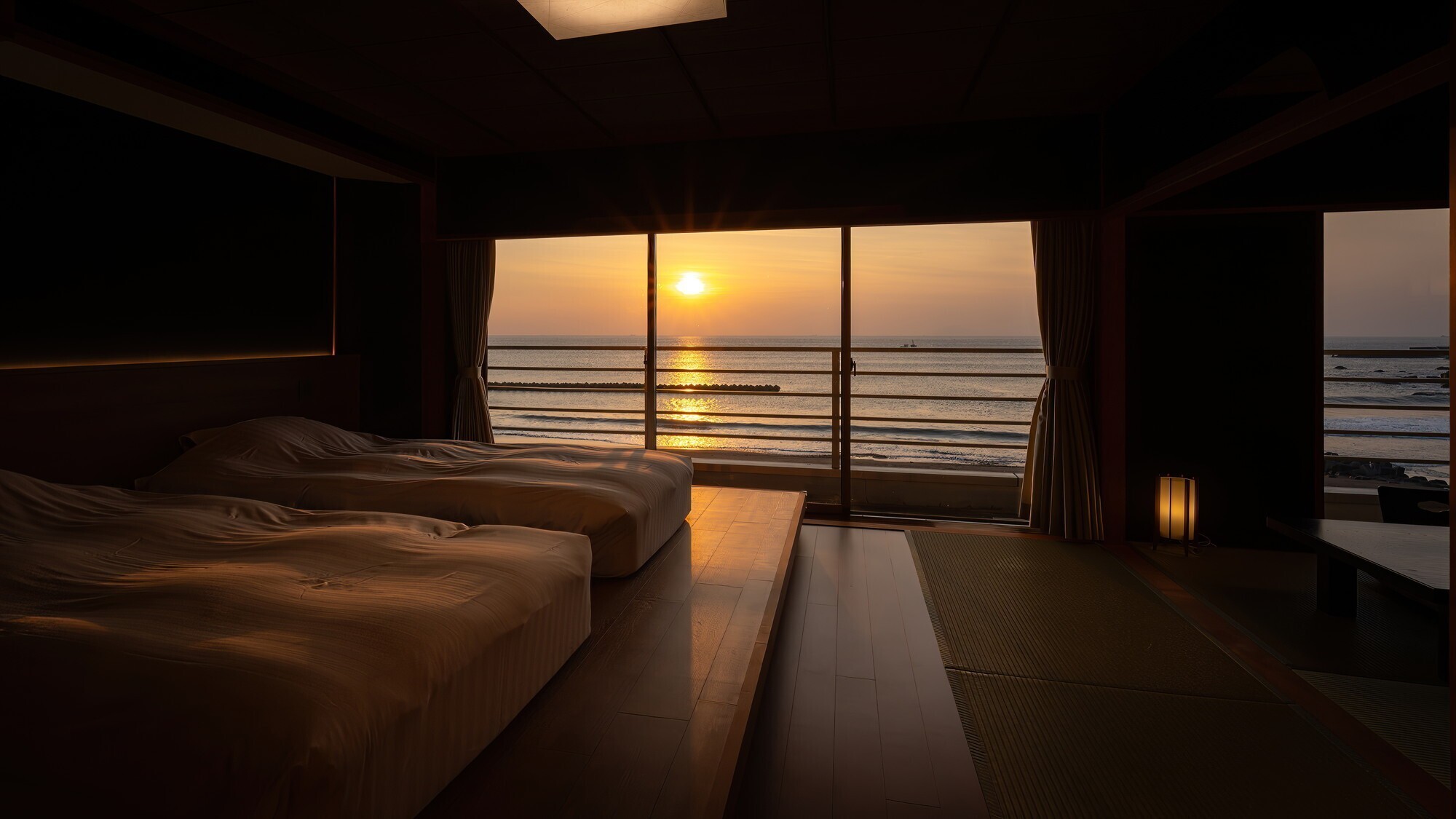 客室｜【温泉露天風呂付（ひのき）】モダン和室～小上がりベッド～