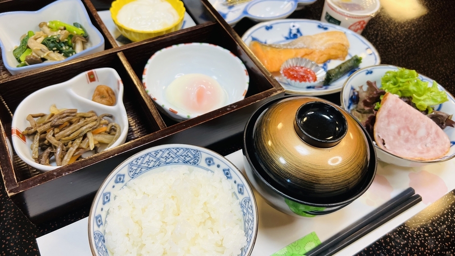 【朝食付】心温まる和朝食で素敵な一日を！源泉かけ流し温泉の宿