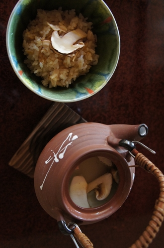 松茸の土瓶蒸しと松茸ご飯