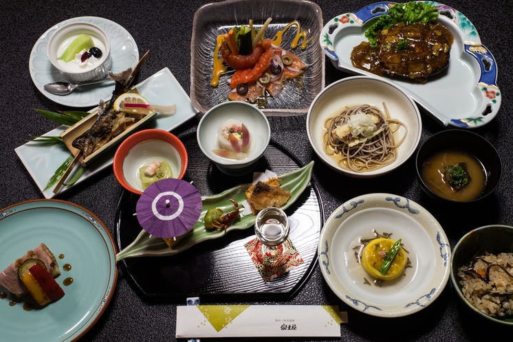 夕食　夏　料理長が細部まで手仕事に拘る、里山会席料理。　