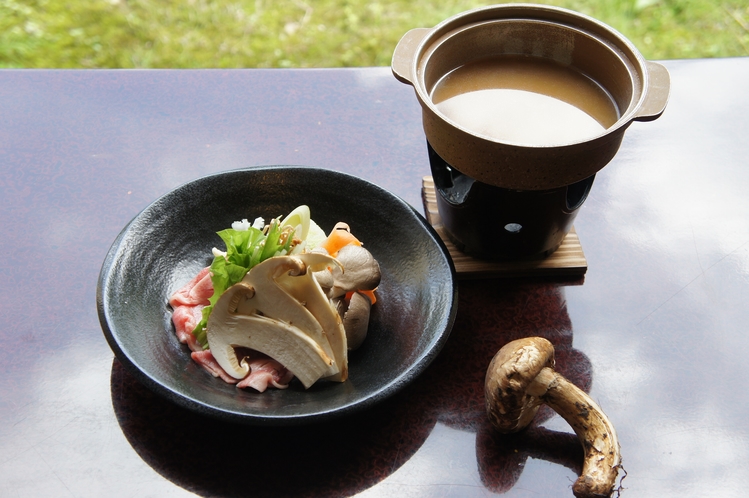松茸と信州キノコの味噌風味鍋　庭向き