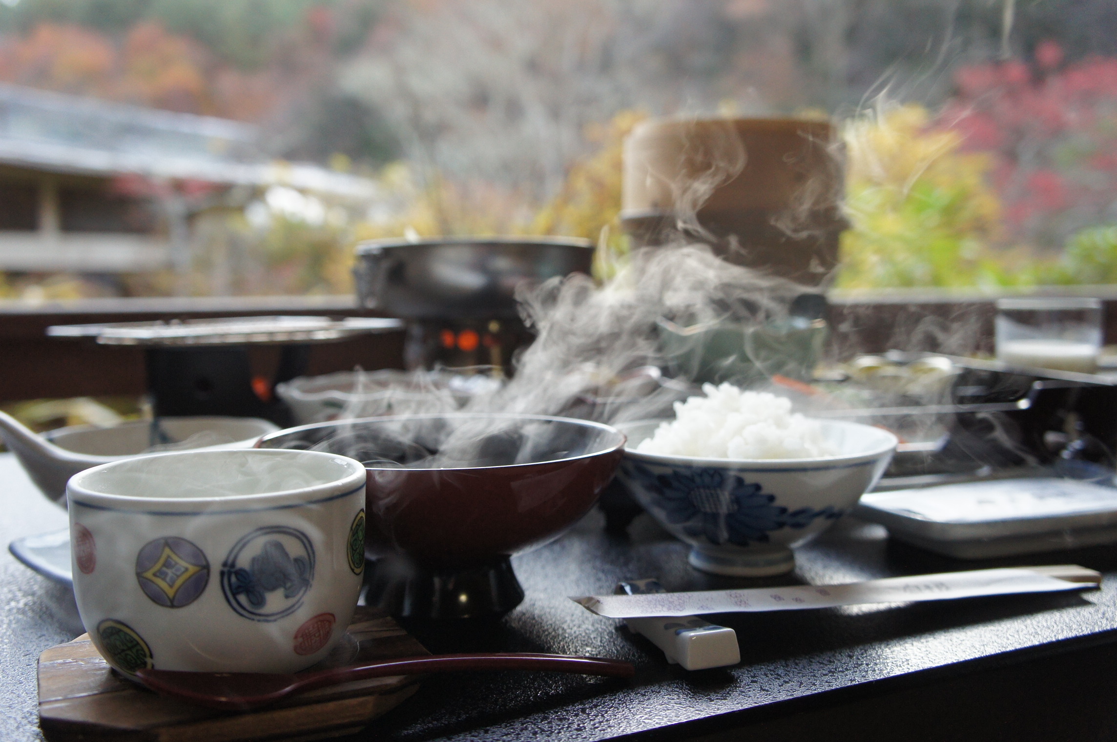 朝食　湯気　庭向き景色　冬の朝食は温かい料理が多くなります。
