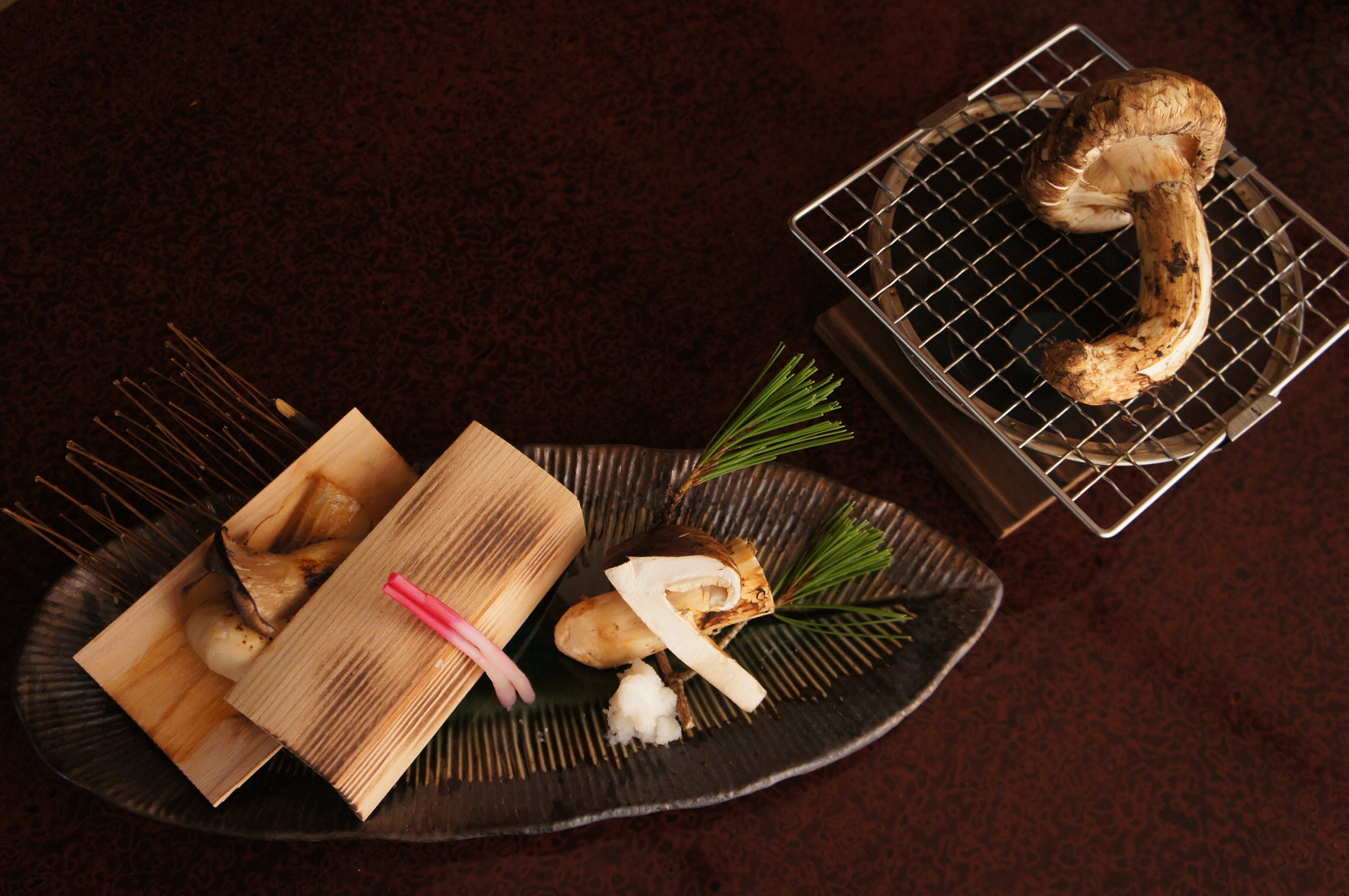 信州大王岩魚の杉板焼きと焼き松茸