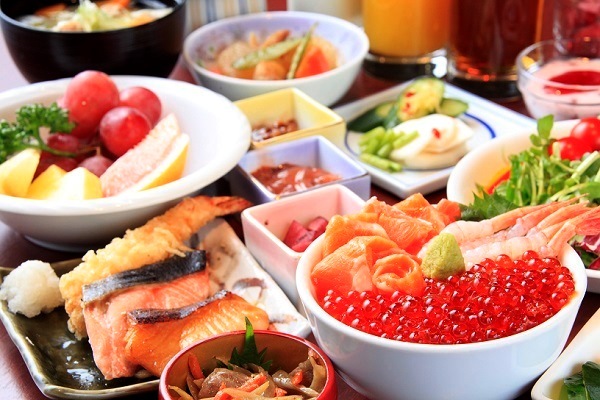 【朝食】旬の焼魚や天麩羅、厚焼き玉子など和食も充実！和洋40種類の朝食バイキング。