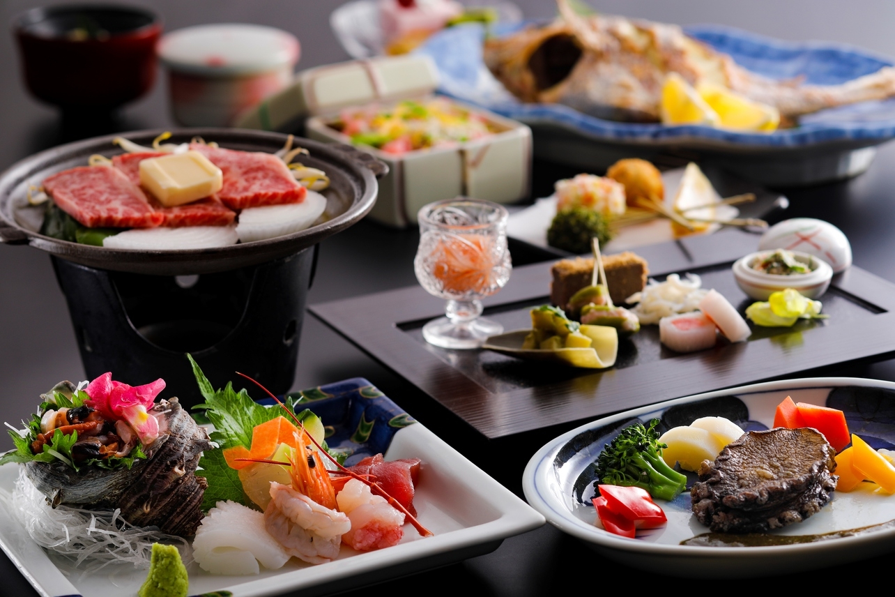 【花のれん会席】あわびステーキ・伊勢海老のお造り・鯛姿焼き_美味の饗宴