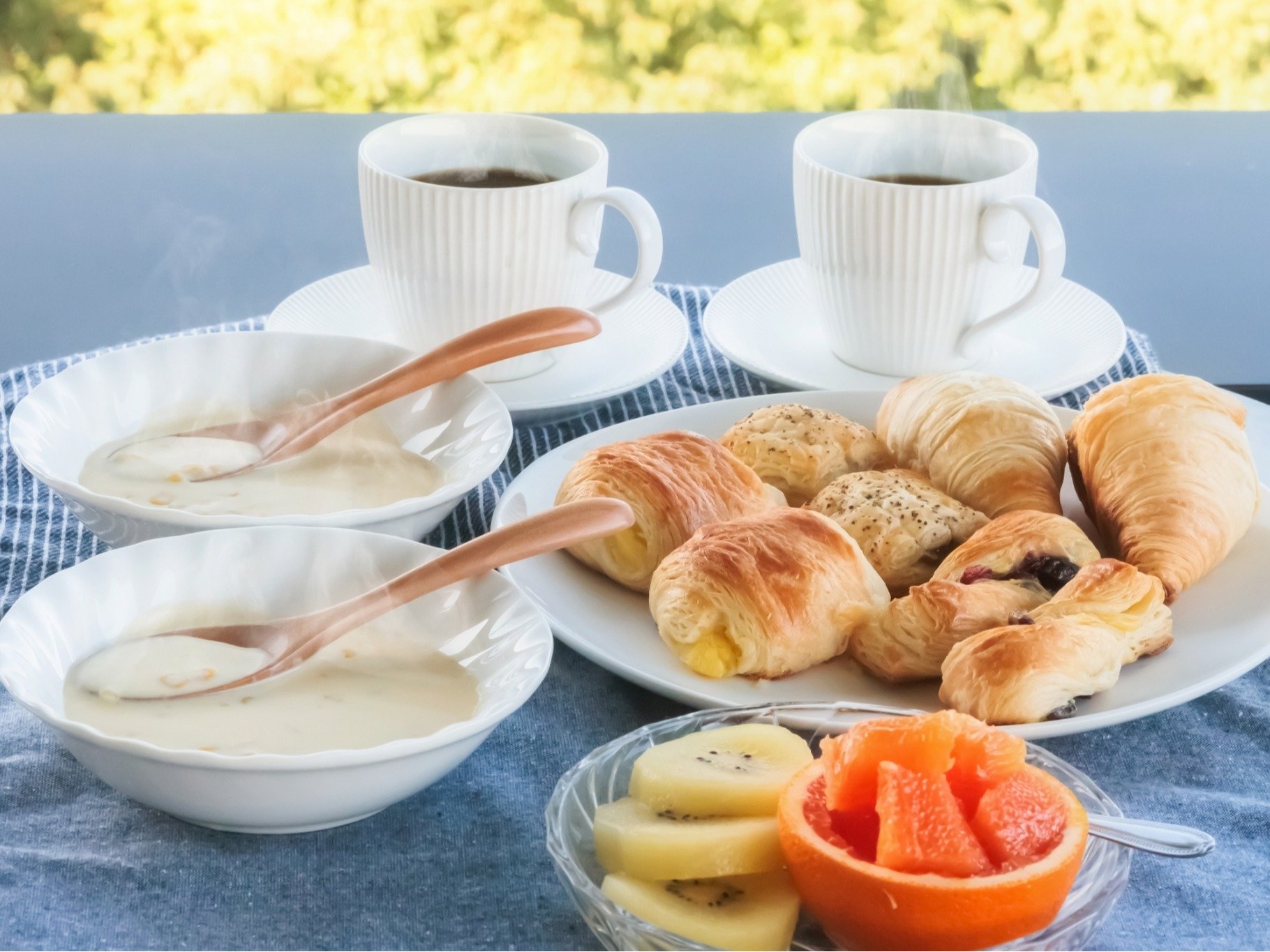 本場の焼きたてのパン、温かいスープ、フルーツサラダ
